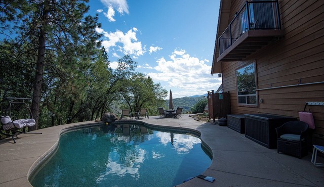 Large Private Oasis with Pool/Hot tub in Beautiful Lakehead with Amazing Views