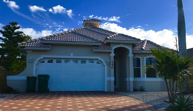 Large Private Pool Home-Walk/Bike to Beach & Mercato Shops & Dining