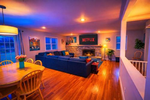 Large Private Ranch - Master Bedroom Suite with King Bed and private Bathroom - Fenced Yard - Pets & Kids Welcome - Pool Table