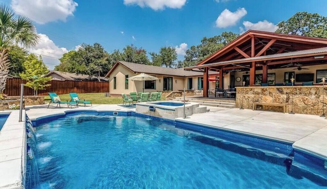 Large Private Retreat with Pool and Hot Tub Near Dallas and Stadiums