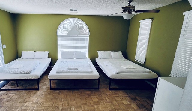Large Private Room [#4] - 3 Queen Beds - Shared Bathroom