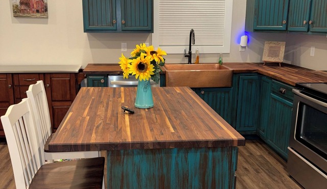 Large Private Studio attached Garage Washer Dryer AC WiFi Pet Friendly Sleeps 4