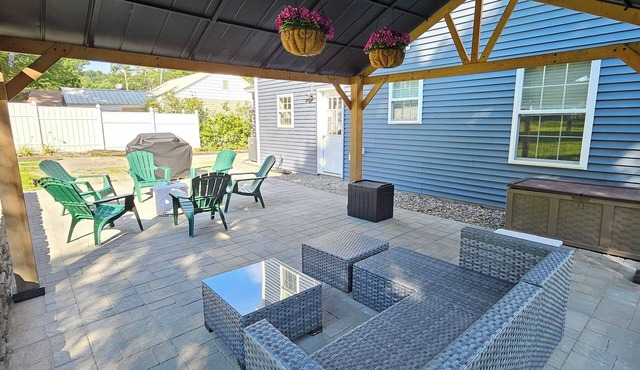 Large Private Yard, 4br home, Walk to town center