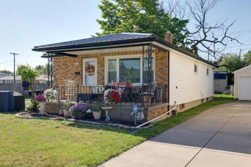 Large Private Yard Home 14 Mi to Niagara Falls!