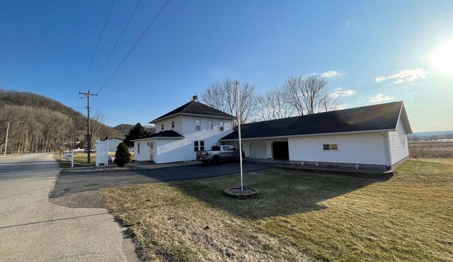 Large property close to the Mississippi River. Sleeps up to 12. Pet Friendly.