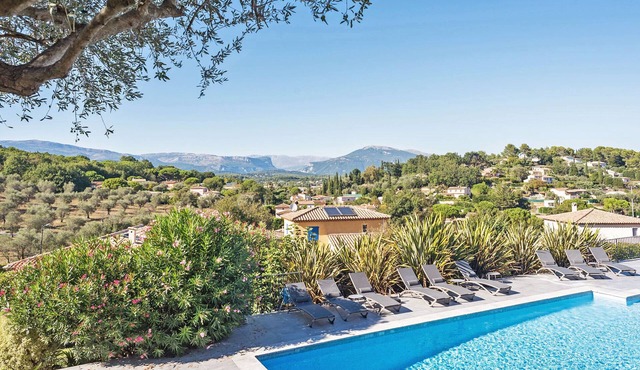 Large property with exceptional views at walking distance from Valbonne village