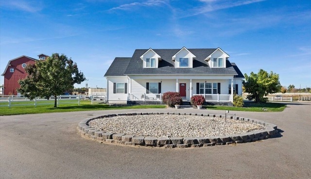 Large Property with Hot Tubs and Swimming Pool