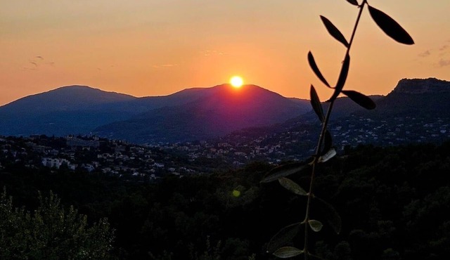 Large provençal house with dominant view on the mountains