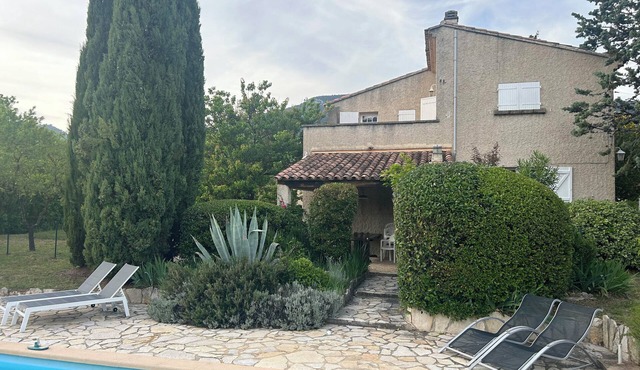 Large Provencal House with Pool. Walking distance to supermarket and restaurants
