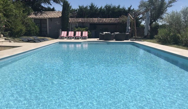 Large Provencal Mas renovated for 10 people and 2 bb with swimming pool at the foot of Ventoux