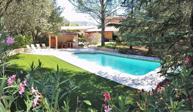 Large Provencal villa with swimming pool, in the Parc du Luberon, Provence