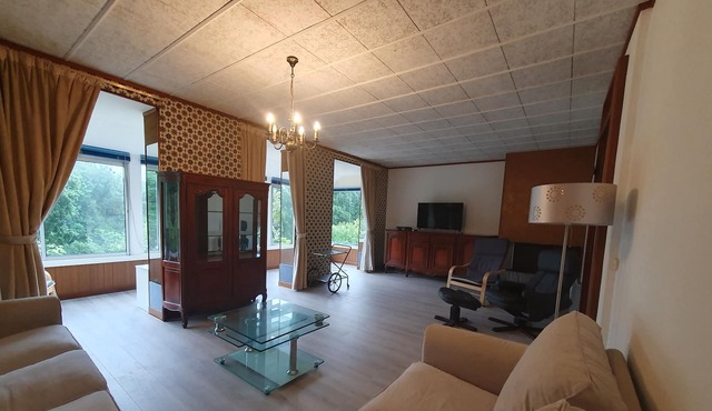 Large, quiet 6-bedroom house