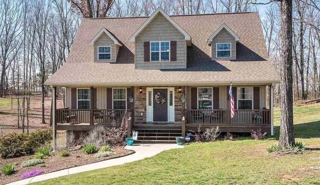 Large quiet bedroom for Traveling Healthcare Professionals