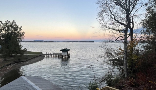 Large, quiet cabin on Weiss Lake with excellent views