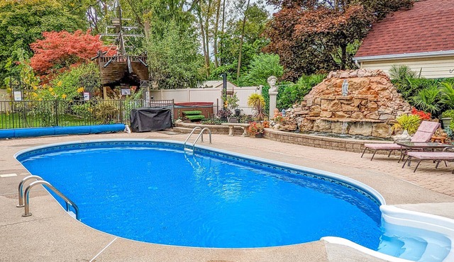 Large quiet estate property in beautiful natural surroundings.