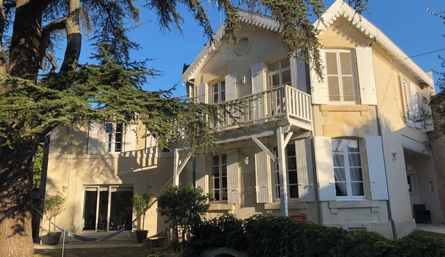 Large, quiet family home with jacuzzi in the heart of Cognac