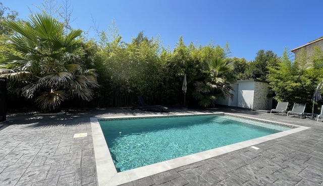 Large, quiet holiday home with garden, swimming pool and beach a stone's throw away