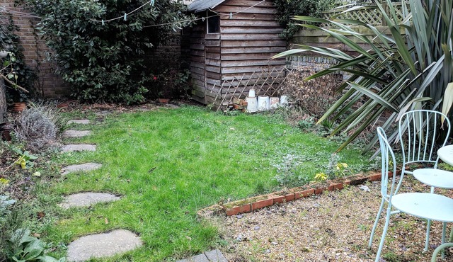 Large quiet garden apartment superking bed in great location 10 minutes to city