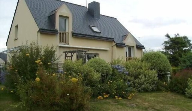 Large, quiet house within walking distance 3 minutes from the beach and 5 minutes from the shops.