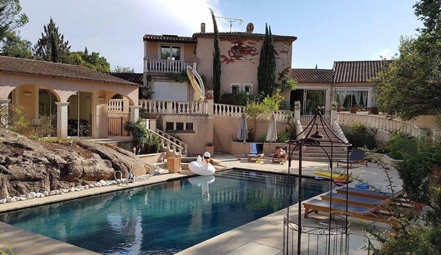 Large quiet house with swimming pool-jacuzzi-hamam-table football-ping pong-pétanque