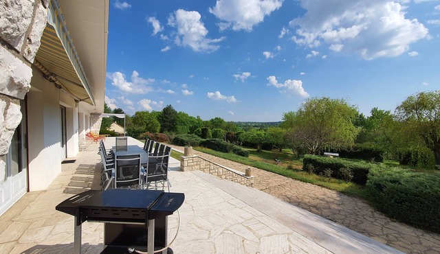 Large quiet property with Castle View