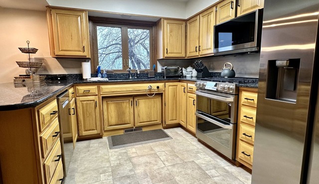 Large & quiet Pelican Lake - Game Room, Sauna, Great Views, Boat & Jet Ski Lifts