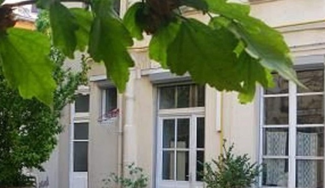 Large, quiet studio with sleeping area, in old building with courtyard