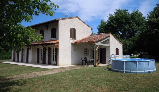 Large renovated vacation home, near Royan, swimming pool, quiet, large grounds.