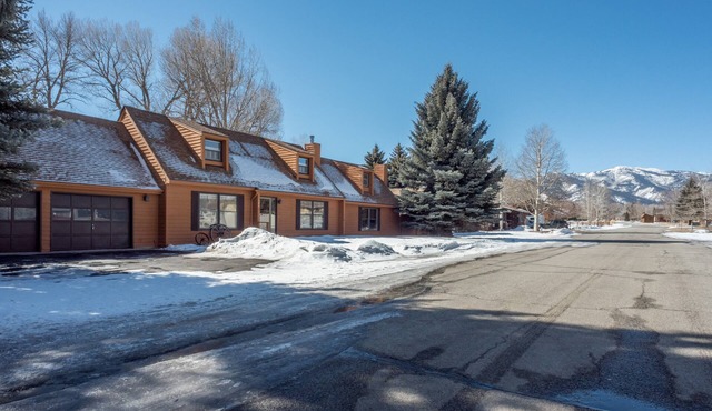 Large Rambling Ranch House, In Town with MTN Views, Walk to Shopping/Dining/Pubs