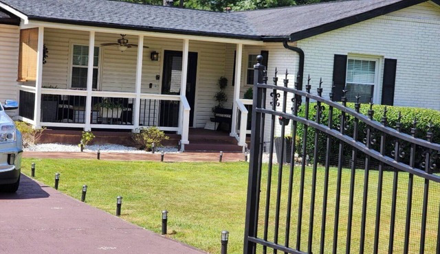 Large Ranch home w/2 beds/2 living/2bath near Braves Stadium