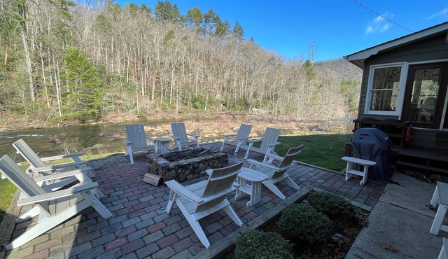 Large Recently Renovated Home on the Amazing Cheoah River: 8 miles to the Dragon