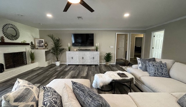 Large Remodeled Central Located Minutes to the Beach & Downtown Free Big Parking