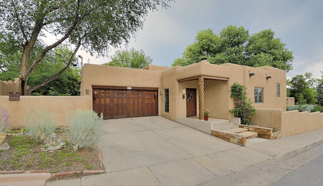 Large Remodeled Home in Historic District, HOT TUB, 10 minute walk to Plaza!