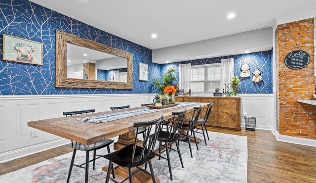 Large Remodeled Midtown Beauty - Locust St. Estate - walk to KC Streetcar!