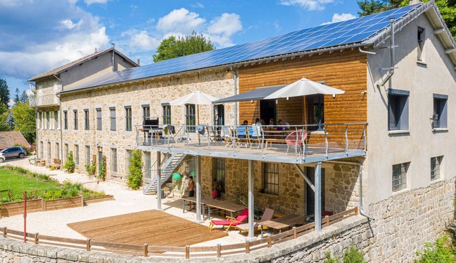 Large renovated house, billiards, foosball, river view, terrace, various activities