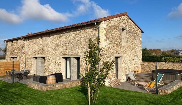 Large renovated barn with garden and spa near Nantes