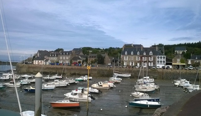 Large renovated Studio (= 3 rooms) on the 3rd floor, Splendid view of the port