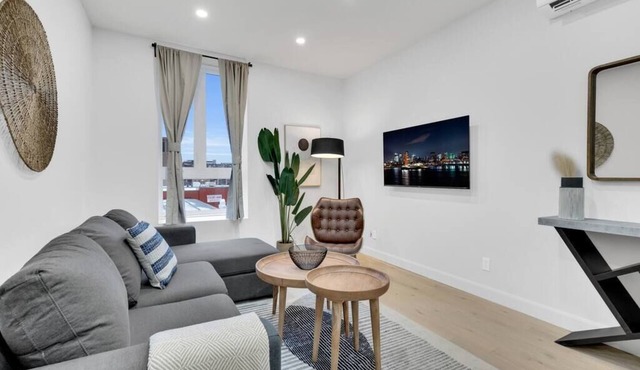 Large renovated 1 bedroom, king bed, sleep 4