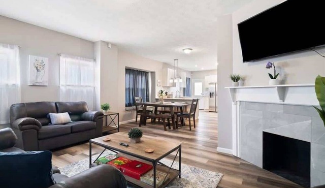 Large Renovated 4 Bedroom! Only 7 Mins to Downtown