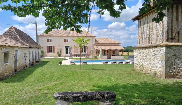 Large renovated air-conditioned gîte in the countryside with heated swimming pool 6 bdrms 15p