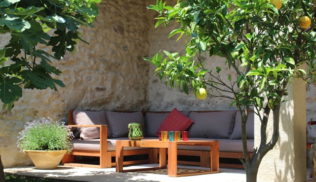 Large, renovated Catalan house, in the heart of the vineyard between sea