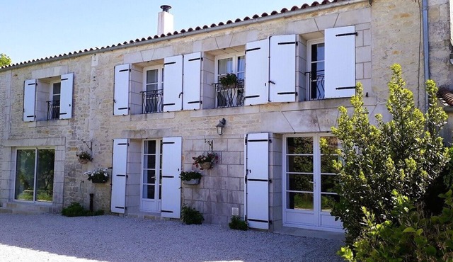 Large renovated Charentaise near La Rochelle