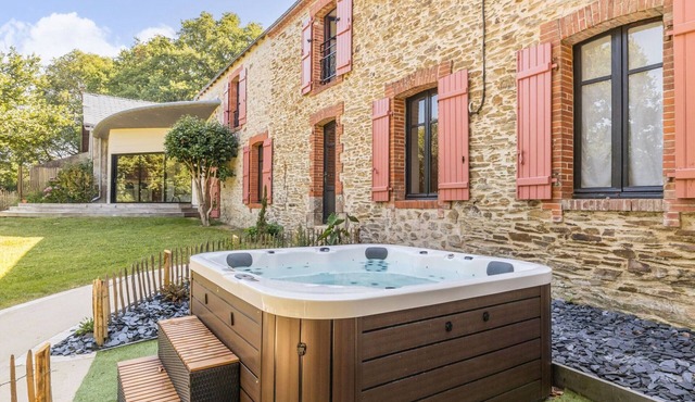 Large renovated countryside house with parking and relaxation area