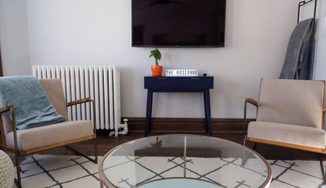 Large Renovated Delightful 2nd Floor Suite in Forest Park