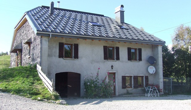 Large renovated family gite, at the foot of the hiking trails and trails, land
