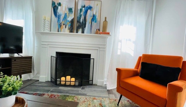 Large, Renovated On E. Lake Park! Comfy Cottage