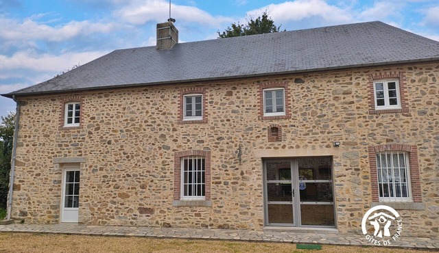 Large renovated stone house with fireplace, piano, and WiFi in Andouillé