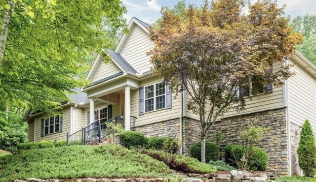 Large Rental in Rumbling Bald Resort on Septic. No damage. Ready to go!