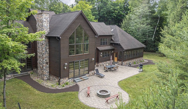 Large Retreat on Little Star Lake - 3 Bedroom Suites, Fireplace, Dogs OK