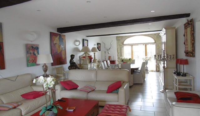 Large riverside house with swimming pool/billiards/boulodrome